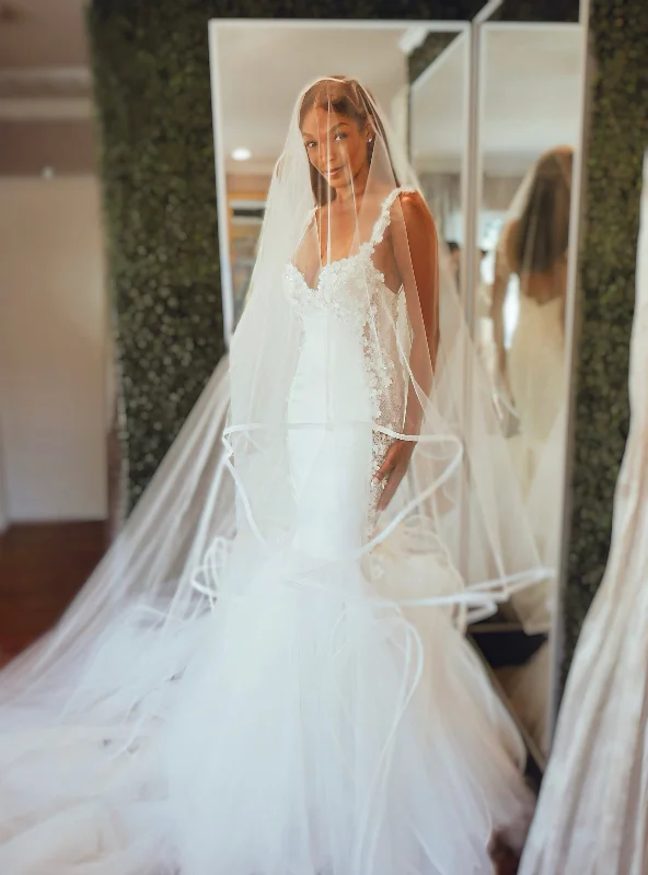 One-DAY Sale Lauren Elaine Iris Horsehair Trim Veil